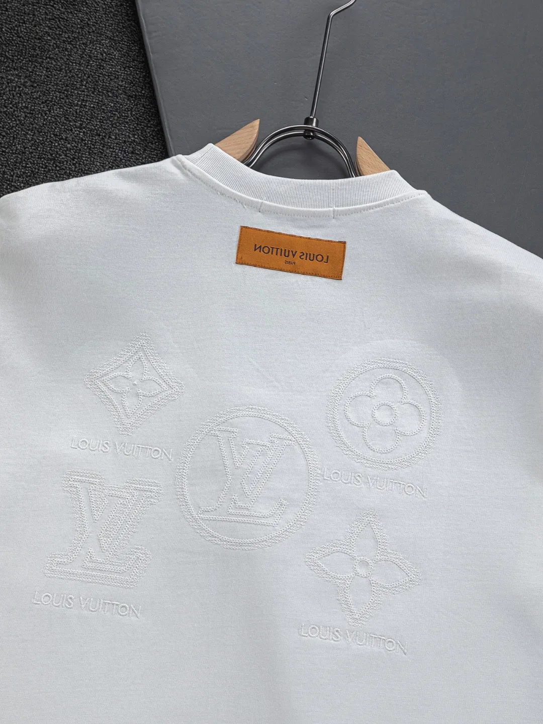🅿️200 Louis Vuitton 1V LV micro-wide version S-XL LV 26ss new products are available at the counter simultaneously. Multiple craftsmanship. Three-dimensional small logo letters on the chest🪡 embroidery + multi-label four-leaf clover on the back🍀🪡 embroidery. Round neck short-sleeved T-shirt, same style for men and women! Consigned to one-to-one creation. Synchronized with the official website, pure cotton fabrics at the counter! It is close to the skin and comfortable, durable and easy to wear. It has a classic and simple logo design and meticulous original craftsmanship. Short-sleeves, a must-have item for men, do not appear to be the same for the general public, but must be unique and eye-catching. This LV short-sleeve is all about quality, comfort, the same shape and fashion as always, including fabrics and cutting techniques. All of them have been made with great effort! 320 grams of washed pure cotton fabric, pure cotton is breathable, very refreshing and comfortable for daily wear. The rib knitting on the neckline is smooth and tight, and the neckline will not be skewed if you toss it at will. The loose version, you will find that it looks really good on the upper body. The overall is minimalist and neat, super versatile for daily use! Pair it casually with a pair of pants for a youthful look. A T-shirt will make your outfit crazy. It is a fashionable item that can never go wrong! Color: Black White Size: S-XL Size chart: S: Shoulder width 50-Bust 56-Length 70 M: Shoulder width 52-Bust 57-Length 72 L: Shoulder width 54-Bust 59-Length 74 XL: Shoulder width 56-Bust 62-Length 76